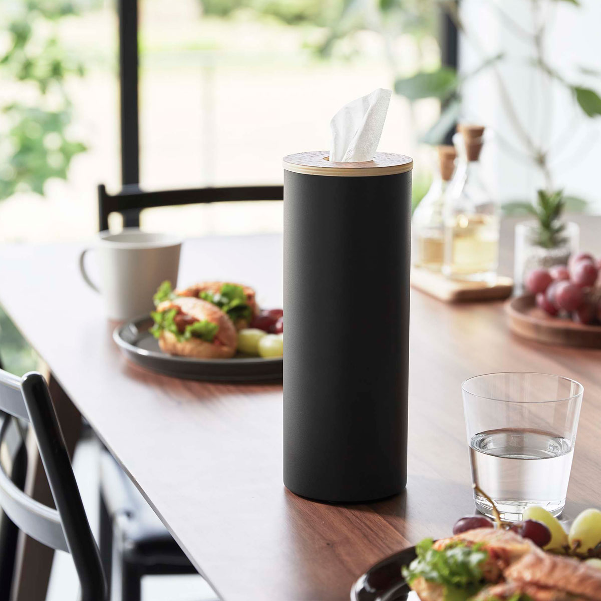 おしゃれな筒型ティッシュケース！ ボトル型のスタイリッシュなティッシュケース。縦型なので、場所をとりません。本体がスチール製で重く安定感があり、ティッシュの取り出しもスムーズです。 省スペースで置き場所を選びません！ パッキン付きの蓋で、簡...