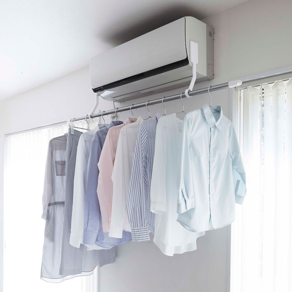 物干し竿ホルダー 山崎実業 正規品 tower タワー フィルムフックエアコン室内物干しポールホルダー 洗濯物を効率よく乾かせます！ 便利グッズ エアコン取り付け ポールホルダー 室内物干し 室内干し ホワイト