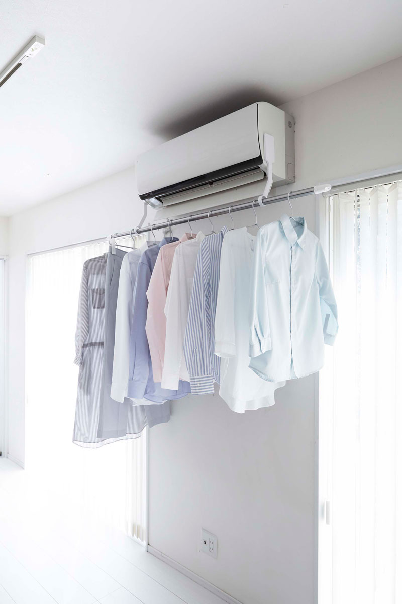 物干し竿ホルダー 山崎実業 正規品 tower タワー フィルムフックエアコン室内物干しポールホルダー 洗濯物を効率よく乾かせます！ 便利グッズ エアコン取り付け ポールホルダー 室内物干し 室内干し ホワイト 3