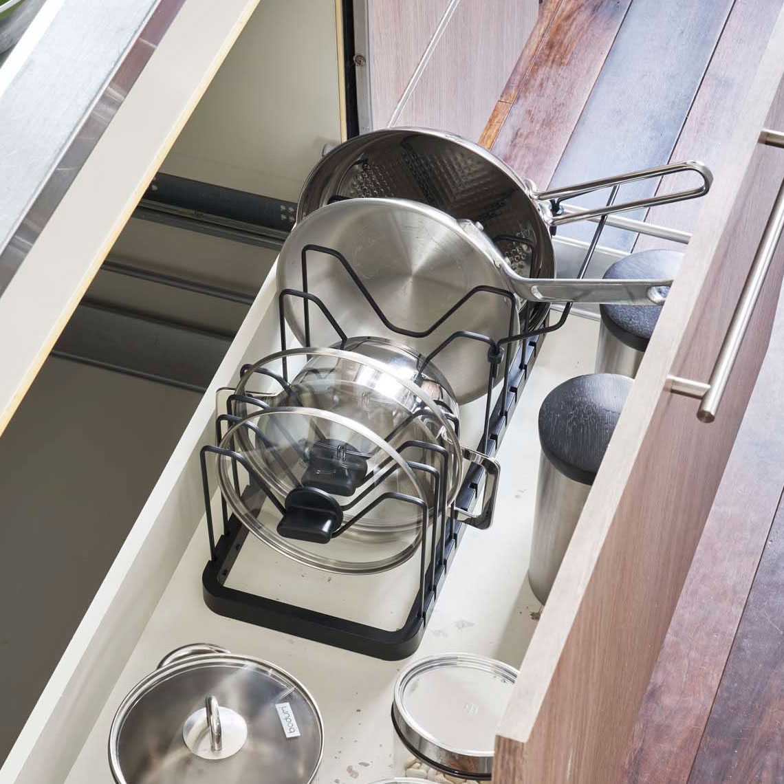 キッチン収納 山崎実業 正規品 tower タワー シンク下 伸縮鍋蓋&フライパンスタンド 伸縮機能でシンク..