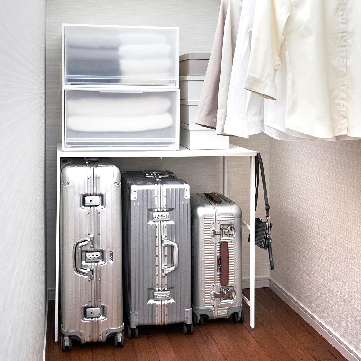 収納ラック 山崎実業 正規品 tower タワー 伸縮キャリーケース上ラック キャリーケース上ラックで収納力アップ ハンガーラック 押し入れラック ハンガーバー スチールラック ホワイト