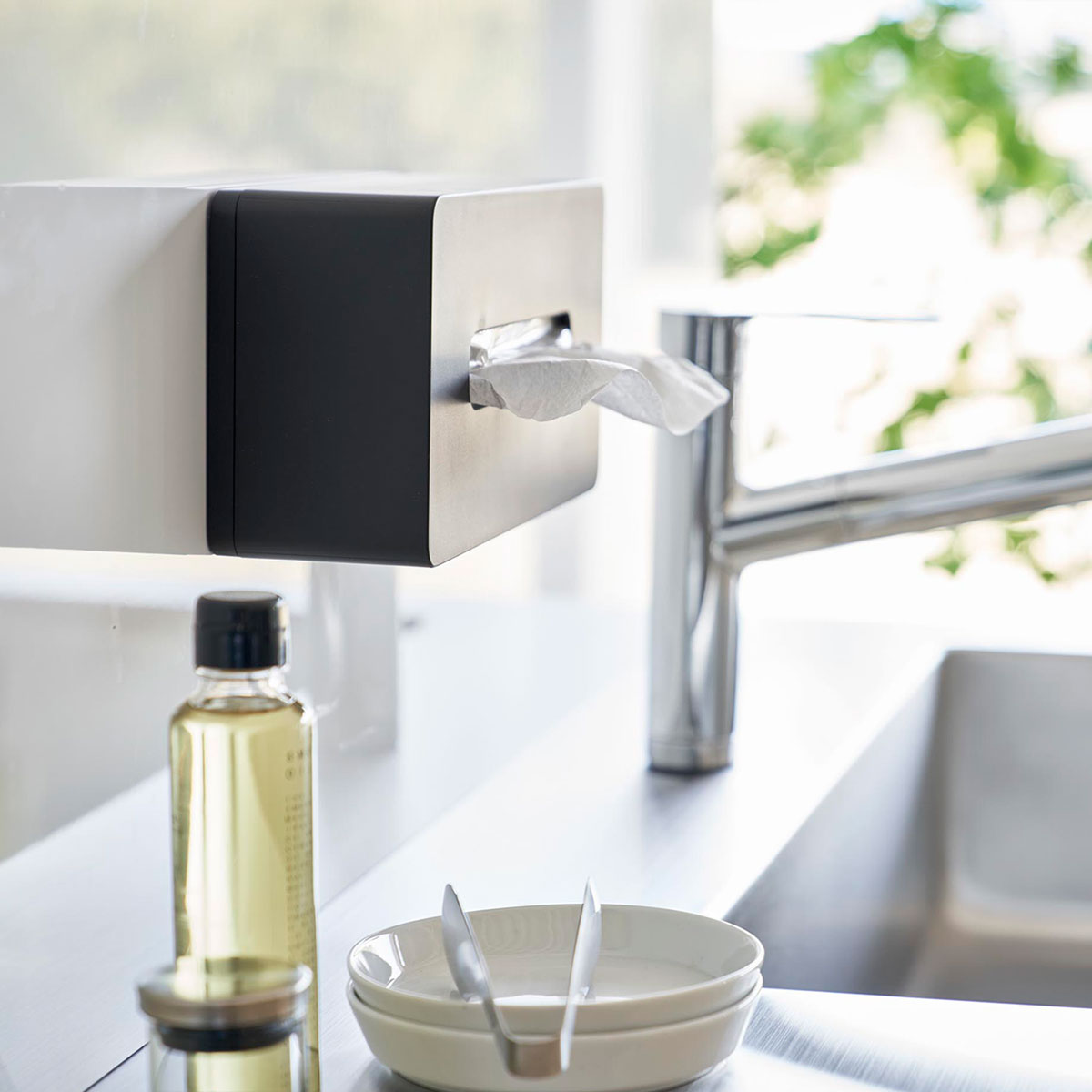 ティッシュケース 山崎実業 正規品 tower タワー フィルムフックティッシュケース レギュラーサイズ 浮かせて設置、洗面台をスマートに！ 壁掛け 壁付け 洗面台 洗面所 おしゃれ ティッシュカバー ブラック