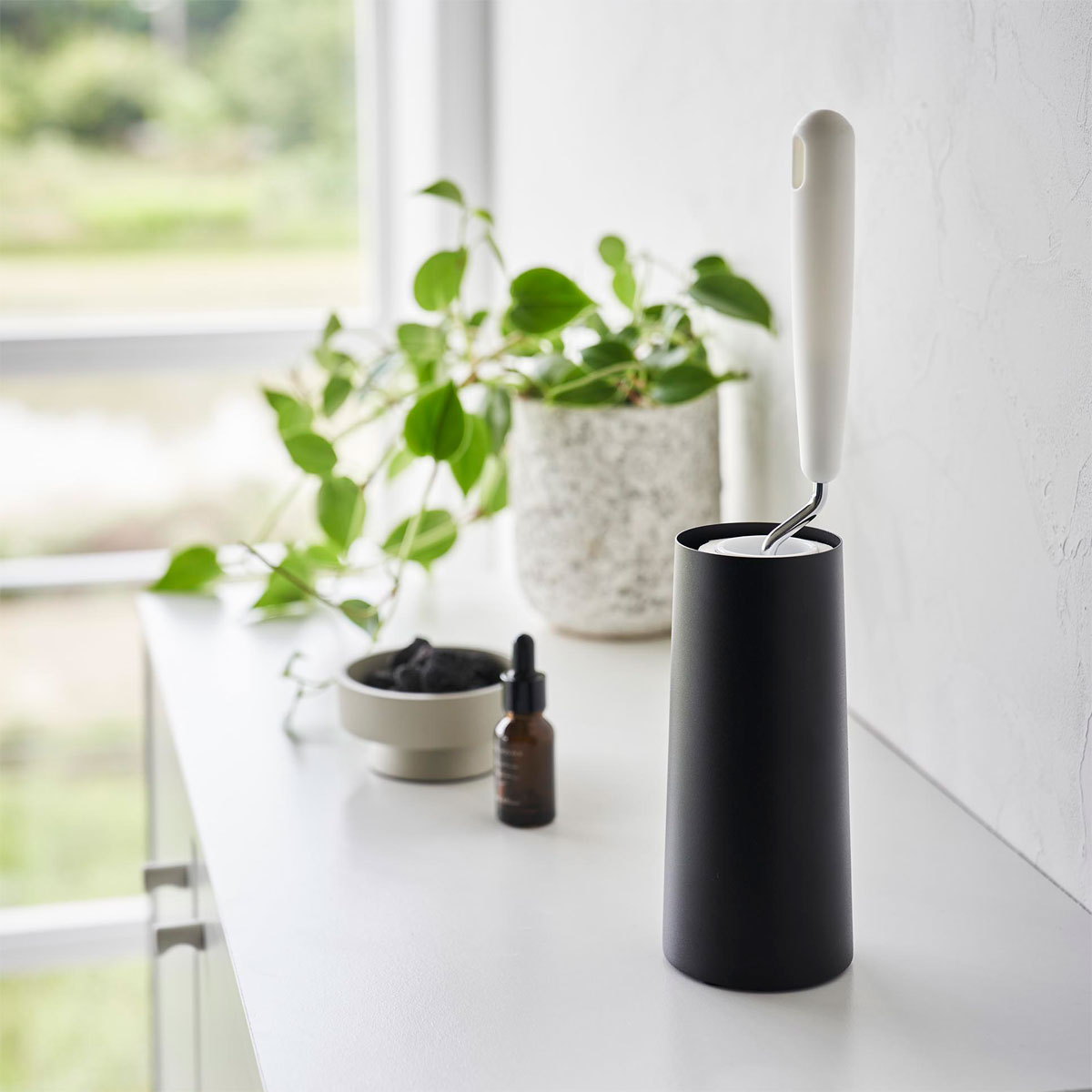 衣類用粘着クリーナースタンド 山崎実業 正規品 tower タワー 粘着クリーナースタンド L 縦型 身だしなみを整える玄関アイテム 衣類クリーナー 玄関 収納 インテリア 衣類用粘着ローラー ホルダー ブラックのサムネイル