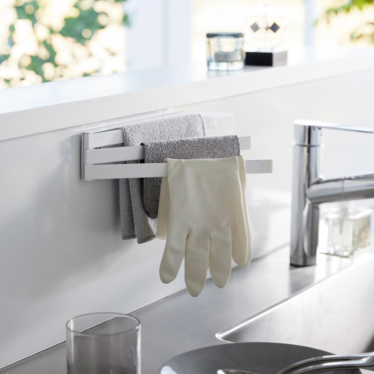 ふきん掛け 山崎実業 正規品 tower タワー フィルムフック布巾ハンガー 布巾、タオルやゴム手袋などに フィルムフック 折り畳み 折り畳み スリム ふきんハンガー 布巾掛け ホワイト