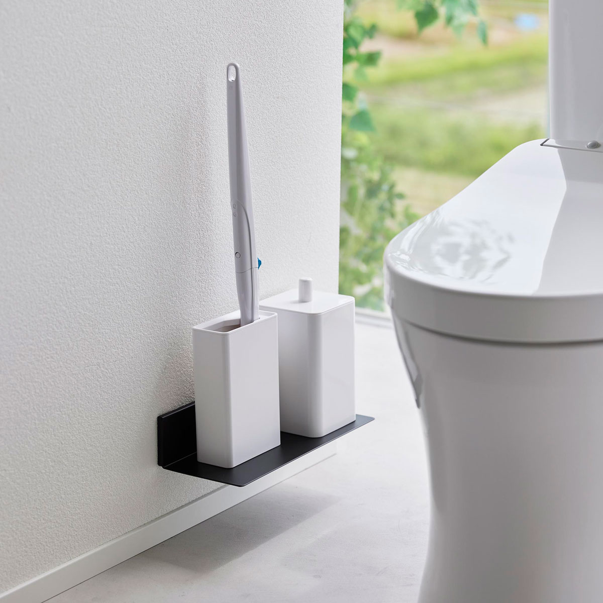 トイレ収納ラック 山崎実業 正規品 tower タワー 石こうボード壁対応浮かせるトイレ棚 床のお手入れもしやすくなります！ トイレットペーパー トイレ用品 小物置き スマホ トイレ収納棚 ブラック