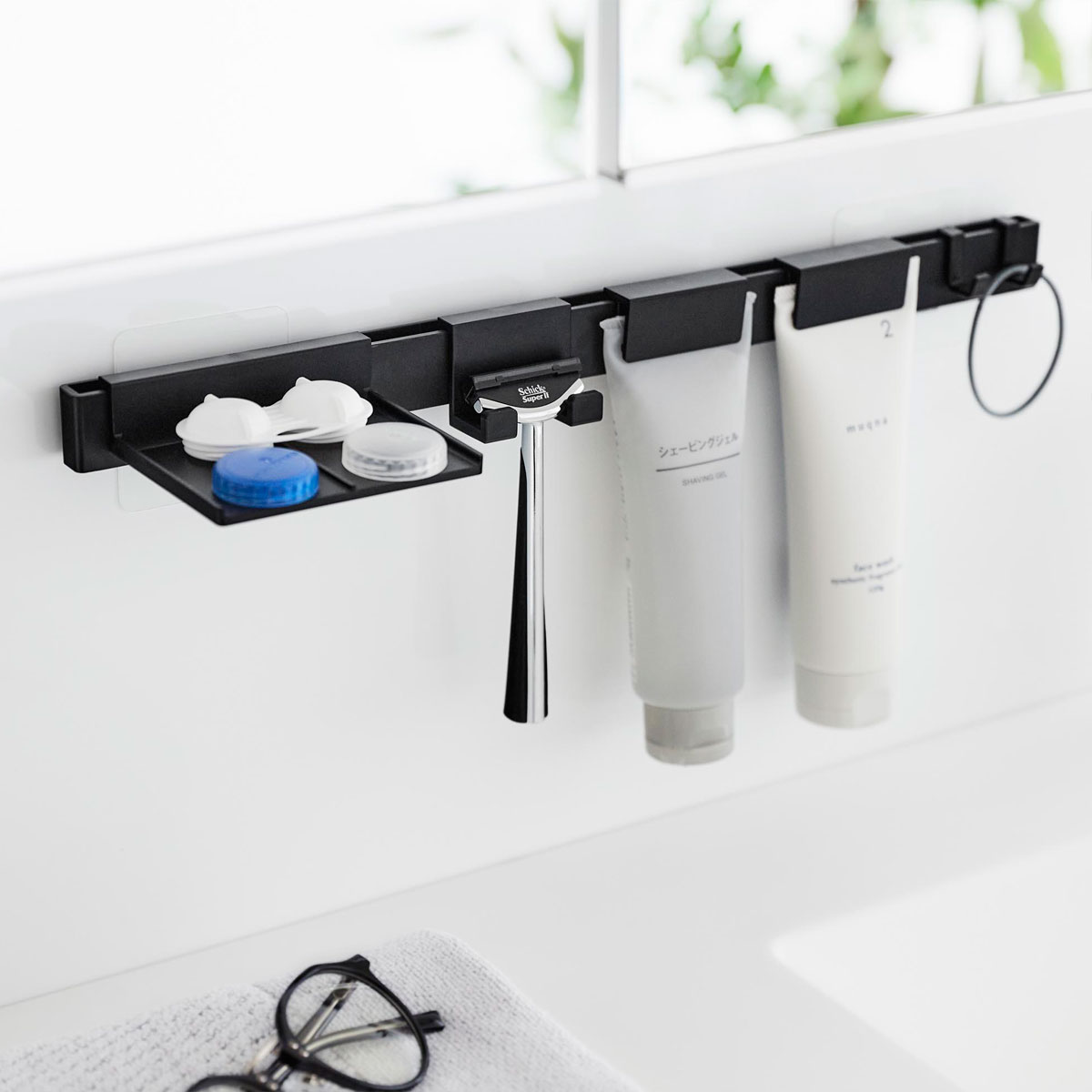 洗顔用品収納 山崎実業 正規品 tower タワー フィルムフック洗顔用品収納セット 洗顔用品を1か所にまとめて収納 シェーバーハンガー チューブハンガー トレ...
