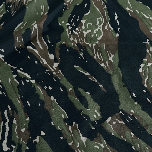 【ROTHCO】(ロスコ) CAMO BANDANA (4140) / カモ柄 バンダナ (タイガーストライプカモ) バックドロップ 老舗アメカジショップ the back drop ミリタリー 大判 アウトドア