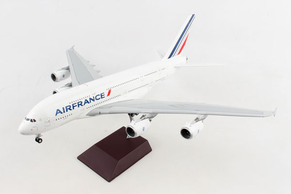 商品名 Gemini200 1/200 エールフランス A380-800 新塗装 F-HPJB ブランド名 Gemini200 商品番号 G2AFR781 JANコード 4520386312147 スケール 1/200 その他 ダイキャストモデル スタンド付き本商品は、取り寄せです。 取り寄せに要する期間： 約2週間 お申込みにあたってのご注意 ・お客様都合のキャンセルは、商品代金の20％をキャンセル料として頂戴致します。 ・決済方法は、クレジットカードとさせて頂きます。 ・メーカー在庫切れの場合は、申し訳ございませんが、キャンセルとさせて頂きます。