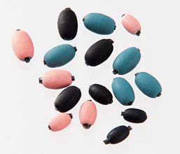 高比重金属タングステンを使用した中通しオモリです。鉛に比べ体積が小さいので仕掛けをなじませやすく自然に流せ、魚に対して違和感を与えません。。また、強烈な尾長グレの引きでウキがガン玉 を叩いてもはずれません。ラインに優しいパイプ入り。 ●適合道糸：1.5号～5.0号　