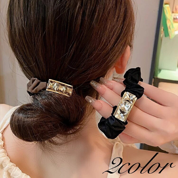 おしゃれなレディース用シュシュです。スクエアのビジューが輝いて可愛い♪ヘアアレンジのアクセントに◎ 【サイズについて】画像をご参照ください。 【カラーについて】生産ロットにより柄の出方や色の濃淡が異なる場合がございます。お使いのモニターや撮影時の光の加減などにより画像と実際の商品のカラーが異なる場合もございます。予告なしにカラーやデザインなどの変更がある場合もございます。