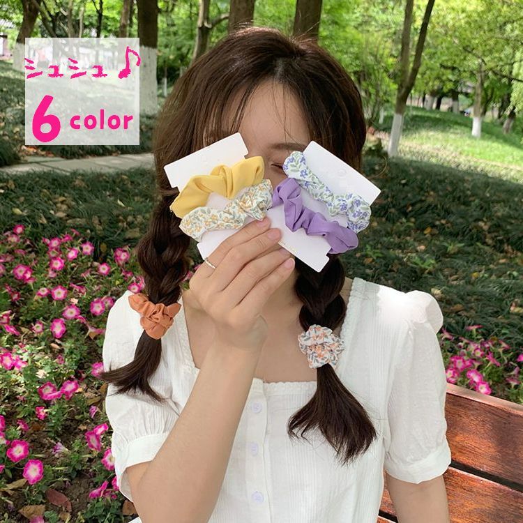 花柄と無地のシュシュの2個セット。色違いで揃えたくなりますね♪ 【カラーについて】生産ロットにより柄の出方や色の濃淡が異なる場合がございます。お使いのモニターや撮影時の光の加減などにより画像と実際の商品のカラーが異なる場合もございます。予告なしにカラーやデザインなどの変更がある場合もございます。