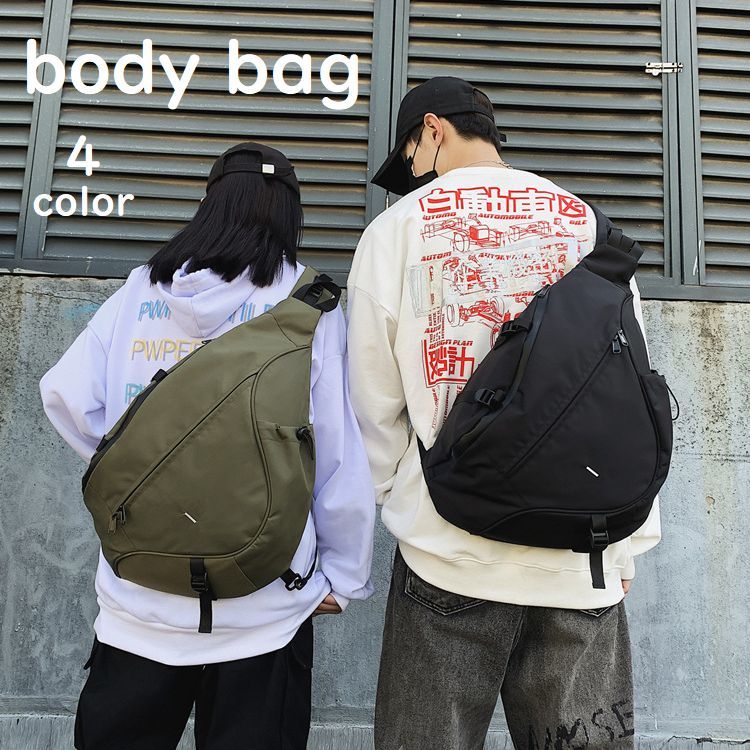 男女兼用のボディバッグです。大容量で撥水があり様々なシーンで活躍しそう♪ 【サイズについて】画像をご参照ください。 【カラーについて】生産ロットにより柄の出方や色の濃淡が異なる場合がございます。お使いのモニターや撮影時の光の加減などにより画像と実際の商品のカラーが異なる場合もございます。予告なしにカラーやデザインなどの変更がある場合もございます。 【素材について】ナイロン