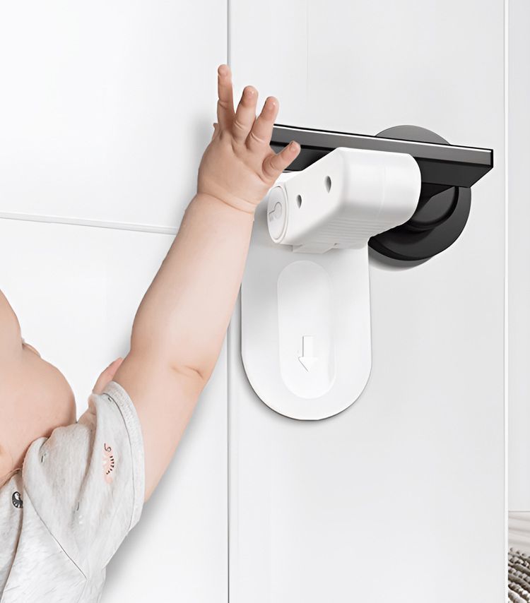 BACKYARD FAMILY バッグタウンのドアノブロック ドアノブストッパー ドアロック 戸口ロック 扉 単品 赤ちゃん 子ども ペット 犬 猫 ドア開け対策 セーフティーグッズ チャイルドロック いたずら防止｜アングル2