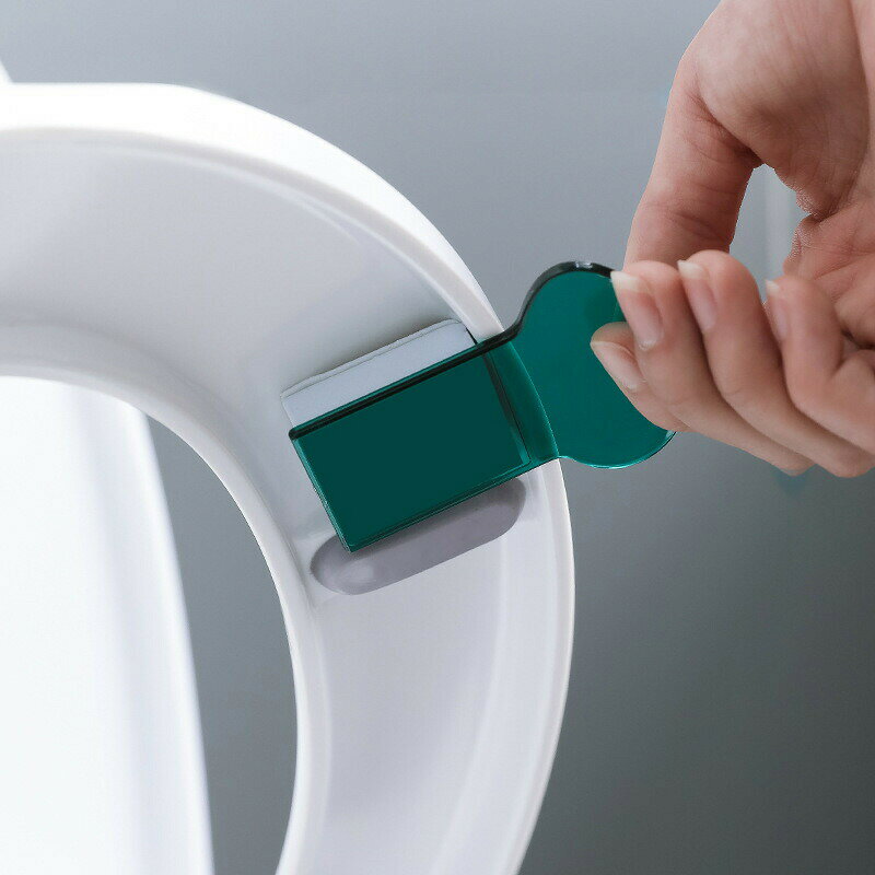BACKYARD FAMILY バッグタウンの便座用取っ手 便座取っ手 4個 トイレ用品 ハンドル 持ち手 リフター 上げ下げ 持ち上げ 蓋 フタ ふた 衛生 半透明 便利 シンプル 無地｜アングル3
