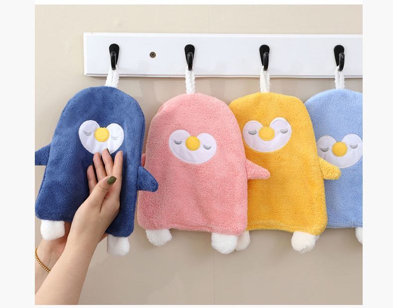 BACKYARD FAMILY バッグタウンのループ付きタオル ハンドタオル キッズ 子供用 お手拭き 吊り下げ ペンギン ふわふわ 吸水 可愛い 手洗い 日用品雑貨 洗面所 キッチン 保育園 幼稚園 入園準備 子ども用｜アングル3