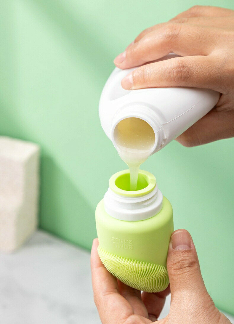 BACKYARD FAMILY バッグタウンのアトマイザー 単品 詰め替え容器 60ml 90ml ミニ 小型 ブラシ付き シンプル 化粧水 持ち運び 持ち歩き お出かけシーン 旅行 トラベル 赤 青 緑 オレンジ色 紫｜アングル2
