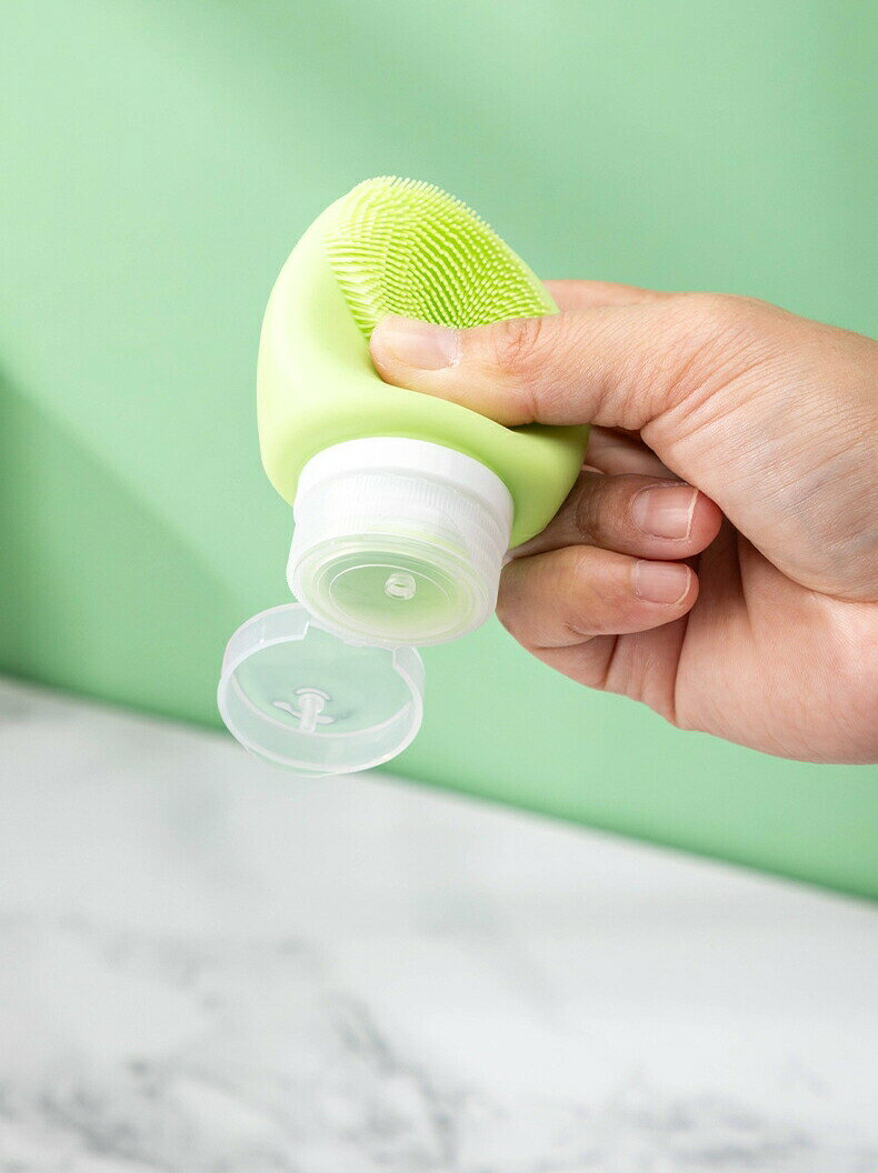 BACKYARD FAMILY バッグタウンのアトマイザー 単品 詰め替え容器 60ml 90ml ミニ 小型 ブラシ付き シンプル 化粧水 持ち運び 持ち歩き お出かけシーン 旅行 トラベル 赤 青 緑 オレンジ色 紫｜アングル3