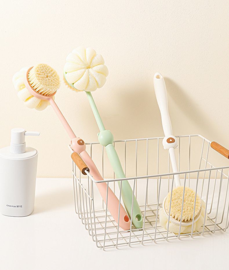 BACKYARD FAMILY バッグタウンのボディブラシ 柄付き 単品 1本 両面仕様 2way シャワーブラシ ロング 長柄 スクラブタオル 壁掛け 吊り下げ 収納 背中ブラシ 体洗い 背中洗い 垢すり スキンケア お風呂 バス用品 バスグッズ かわいい 便利｜アングル2