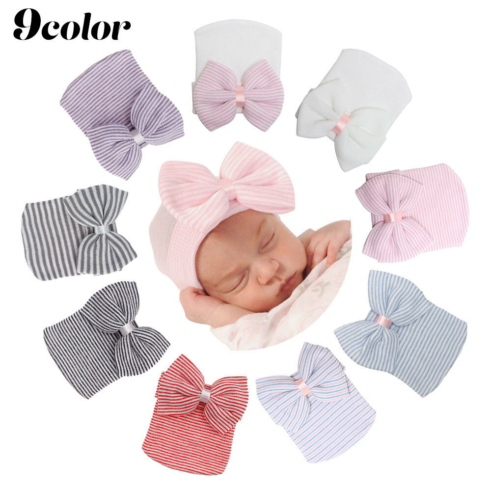 大きなリボンが可愛い、赤ちゃん用のニット帽です。 【サイズについて】画像をご参照ください。 【カラーについて】生産ロットにより柄の出方や色の濃淡が異なる場合がございます。お使いのモニターや撮影時の光の加減などにより画像と実際の商品のカラーが異なる場合もございます。予告なしにカラーやデザインなどの変更がある場合もございます。 【素材について】綿 【補足説明】※商品の性質上、手洗いでのお洗濯をお勧めしております。