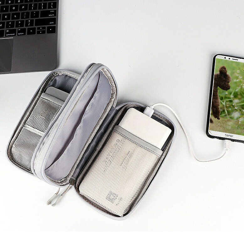 ガジェットポーチ ガジェットケース 耐衝撃 防水 パソコン周辺小物 PC コード 小物入れ 収納ポーチ ファスナー ハンドストラップ付き 充電器 ケーブル 持ち運び 泊り 宿泊 旅行 出張 便利 メッシュ ポケット 無地 単色 シンプル ブラック 黒 グレー ピンク backyard-1-10405656 BACKYARD FAMILY バッグタウン サンプル画像2