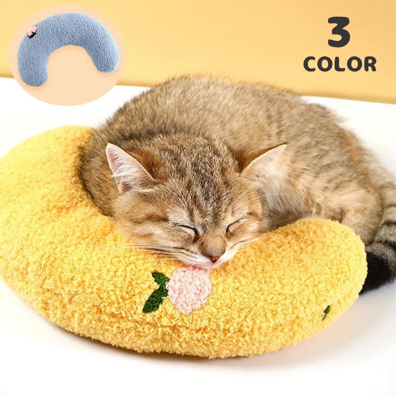 U字型ペット用枕です。ふわふわボア素材でネコちゃん、ワンちゃんの睡眠を快適に♪果物のワンポイント刺繍もキュートです◎ 【サイズについて】画像をご参照ください。 【カラーについて】生産ロットにより柄の出方や色の濃淡が異なる場合がございます。お使いのモニターや撮影時の光の加減などにより画像と実際の商品のカラーが異なる場合もございます。予告なしにカラーやデザインなどの変更がある場合もございます。 【素材について】綿混充填物：PP綿