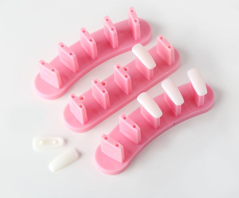 BACKYARD FAMILY バッグタウンのネイルチップスタンド ネイル台 チップ付き ネイルアート用品 練習用 ディスプレイ ジェルネイル ポリッシュ マニキュア 無地 シンプル ホワイト ピンク ブルー パープル｜アングル3