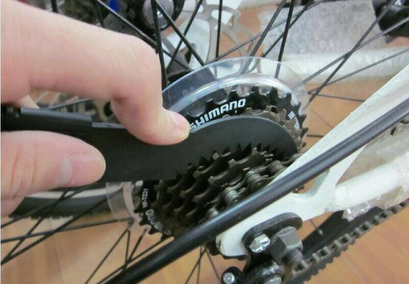 BACKYARD FAMILY バッグタウンの自転車チェーンクリーナー チェーン洗浄器 チェーンブラシ 4点セット ブラシ3本付き 清掃ツール メンテナンスツール ギアクリーニングブラシ 三面ブラシ チェーン掃除 汚れ落とし チェーンクリーニング｜アングル3