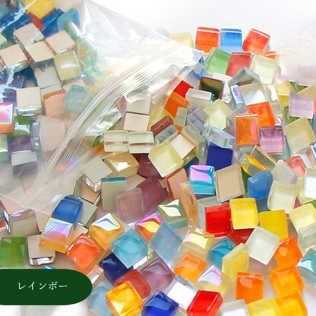 BACKYARD FAMILY バッグタウンのモザイクタイル ミニタイル ハンドメイド素材 ハンドメイド雑貨 ハンドメイド用品 手芸雑貨 手芸用品 DIY雑貨 スクエア 四角形 正方形 1cm角 半透明 ピンク レッド ブルー レインボー ミックス カラフル 可愛い キュート おしゃれ｜アングル3
