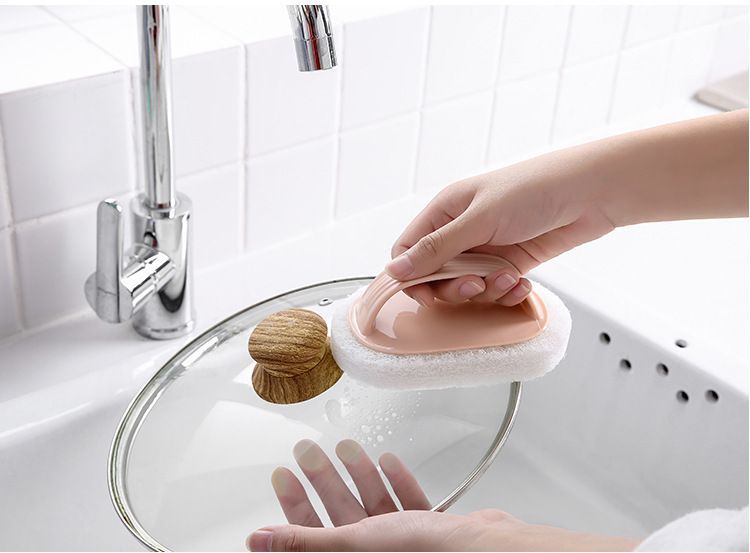 BACKYARD FAMILY バッグタウンのキッチンスポンジ 台所ブラシ キッチンブラシ 掃除用品 キッチン用品 持ち手付き ハンドル付き シンク コンロ 鍋 フライパン 食器 水回り 無地 ブラック シンプル かわいい 掃除グッズ｜アングル2