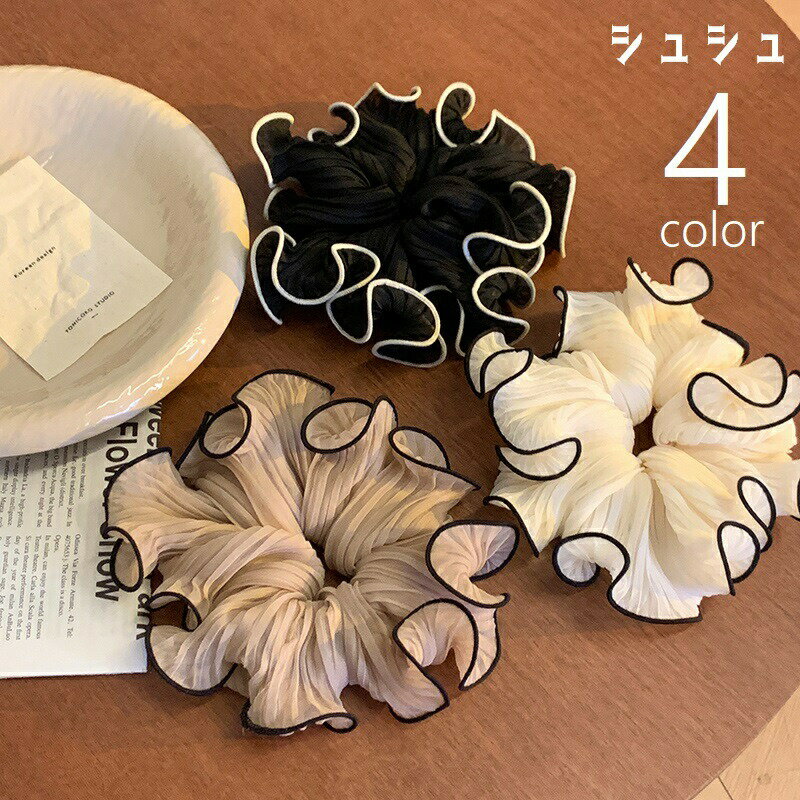 ふんわりおしゃれなデザインのレディース用シュシュです。4種類のカラーからお選びください。 【サイズについて】画像をご参照ください。 【カラーについて】生産ロットにより柄の出方や色の濃淡が異なる場合がございます。お使いのモニターや撮影時の光の加減などにより画像と実際の商品のカラーが異なる場合もございます。予告なしにカラーやデザインなどの変更がある場合もございます。