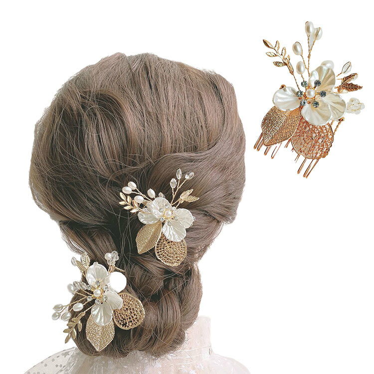 フラワーモチーフのヘアコーム(単品)です。フェイパールとラインストーンをあしらった上品で華やかなデザイン。結婚式や入学式、卒業式、成人式など和装にも洋装にも合う重宝するアイテムです。 【サイズについて】画像をご参照ください。 【カラーについて】生産ロットにより柄の出方や色の濃淡が異なる場合がございます。お使いのモニターや撮影時の光の加減などにより画像と実際の商品のカラーが異なる場合もございます。予告なしにカラーやデザインなどの変更がある場合もございます。 【素材について】合金
