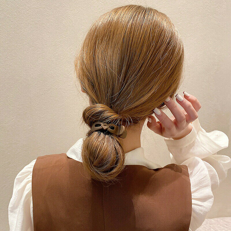 BACKYARD FAMILY ママタウンのヘアクリップ サイドバンスクリップ レディース ヘアアクセサリー 髪留め シンプル おしゃれ マットカラー ツヤなし ホワイト ブラック ブラウン 白 黒｜アングル2