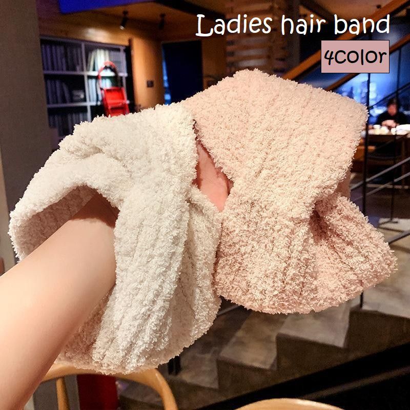 シンプルなデザインでどんなコーデにも合わせやすい♪フェイクファー素材のレディース用のヘアバンドです。4種類からお好きなカラーをお選びください。 【カラーについて】生産ロットにより柄の出方や色の濃淡が異なる場合がございます。お使いのモニターや撮影時の光の加減などにより画像と実際の商品のカラーが異なる場合もございます。予告なしにカラーやデザインなどの変更がある場合もございます。