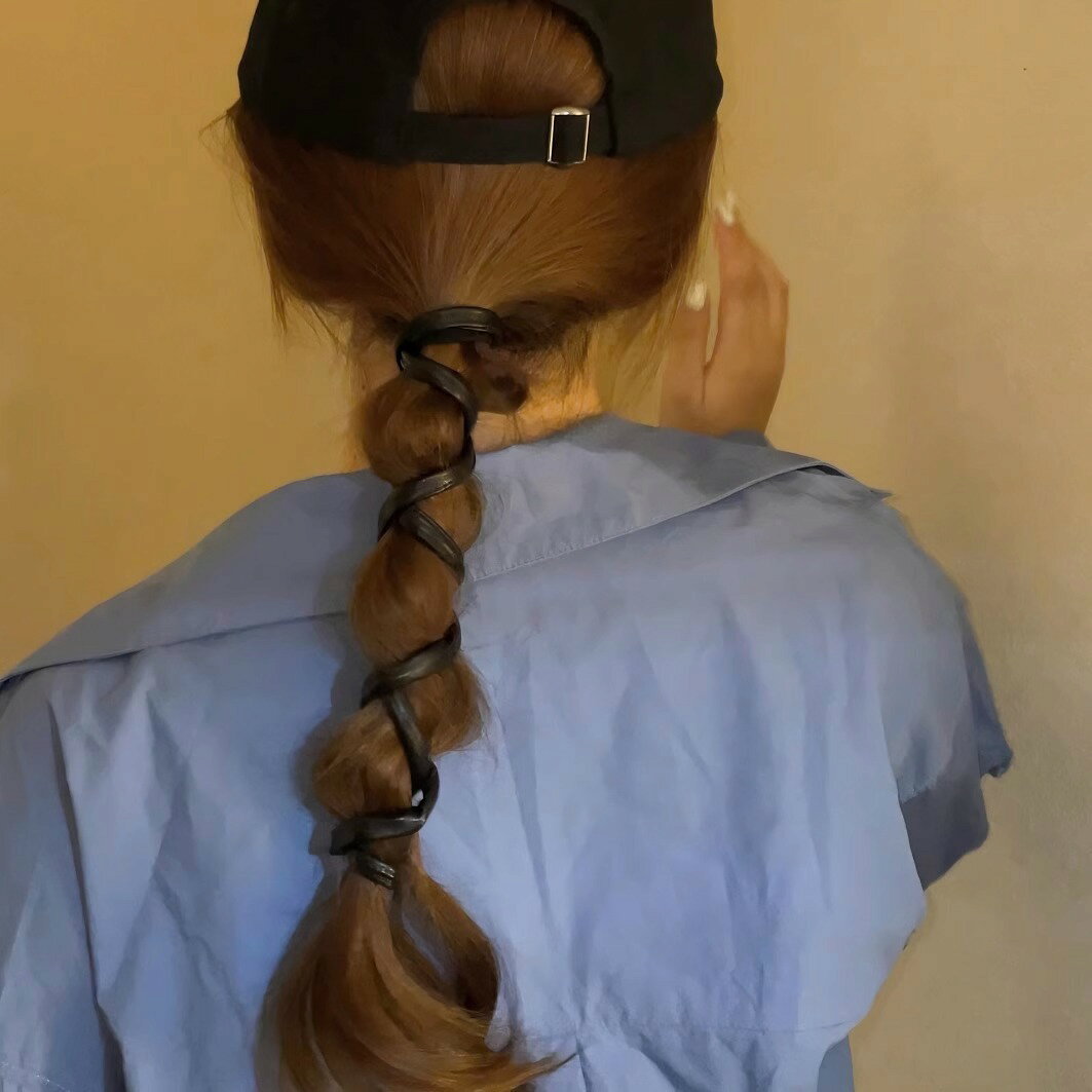 BACKYARD FAMILY ママタウンのワイヤーポニー 単品 1本 レディース ぐるぐる 巻き付け ヘアアクセサリー レザー調 ヘアワイヤー アレンジワイヤー 紐 髪飾り 髪留め まとめ髪 ヘアアレンジ ポニーテール カジュアル デイリー お出かけ 普段使い スタイリッシュ｜アングル3