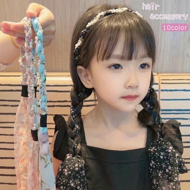 三つ編みに編み込んだり、後ろでリボンのように結んでヘアバンド代わりにしたり、様々なアレンジを楽しめるヘアアクセサリー♪女の子らしい花柄にフェイクパールの飾りがキュート☆ 【カラーについて】生産ロットにより柄の出方や色の濃淡が異なる場合がございます。お使いのモニターや撮影時の光の加減などにより画像と実際の商品のカラーが異なる場合もございます。予告なしにカラーやデザインなどの変更がある場合もございます。