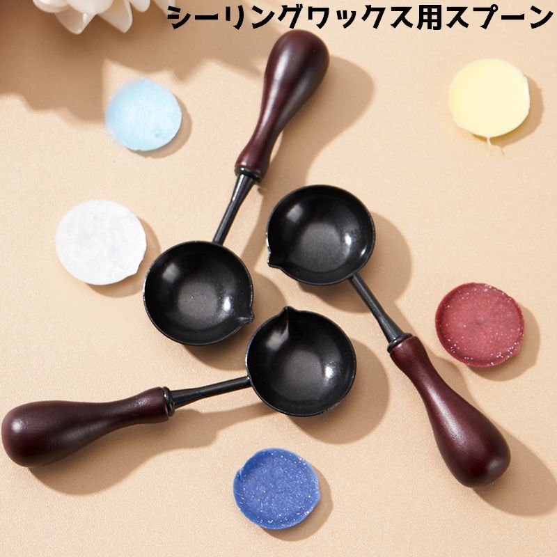封筒やスクラップブッキングなどを彩るシーリングスタンプに便利な、シーリングワックス用スプーンです。 【カラーについて】生産ロットにより柄の出方や色の濃淡が異なる場合がございます。お使いのモニターや撮影時の光の加減などにより画像と実際の商品のカラーが異なる場合もございます。予告なしにカラーやデザインなどの変更がある場合もございます。
