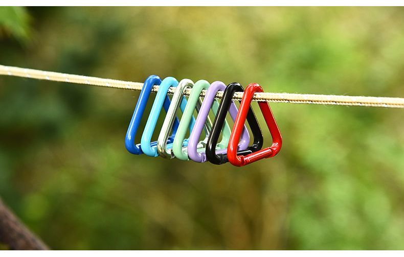 BACKYARD FAMILY ママタウンのカラビナフック 4個セット アルミ合金 三角 トライアングル キーホルダー 軽量 ミニ アウトドア 登山 キャンプ トレッキング 吊り下げ｜アングル3