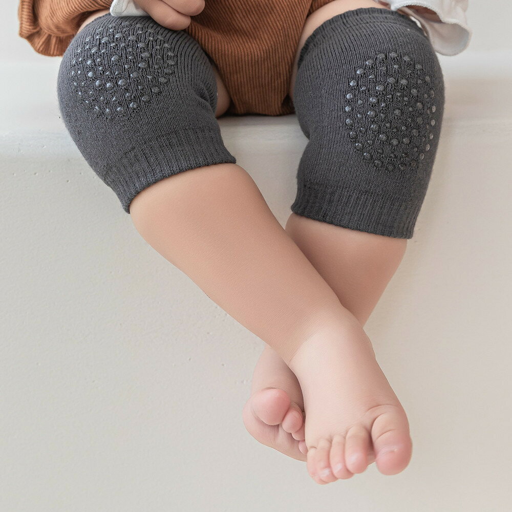 BACKYARD FAMILY ママタウンのひざ当て ハイハイサポーター ニーパッド 滑り止め付き ベビー キッズ 赤ちゃん 男の子 女の子 子供用 レッグウェア 膝あて ひざカバー 膝サポーター まる サークル 点々 シンプル かわいい｜アングル3