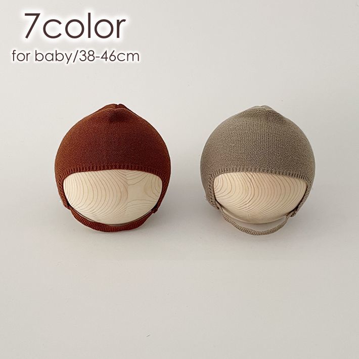 ベビー用のニット帽です。あご紐付きなので、動いても脱げにくい◎シンプルデザインが可愛いく、プレゼントにもオススメです♪ 【サイズについて】画像をご参照ください。 【カラーについて】生産ロットにより柄の出方や色の濃淡が異なる場合がございます。お使いのモニターや撮影時の光の加減などにより画像と実際の商品のカラーが異なる場合もございます。予告なしにカラーやデザインなどの変更がある場合もございます。 【補足説明】※商品の性質上、手洗いでのお洗濯をお勧めしております。