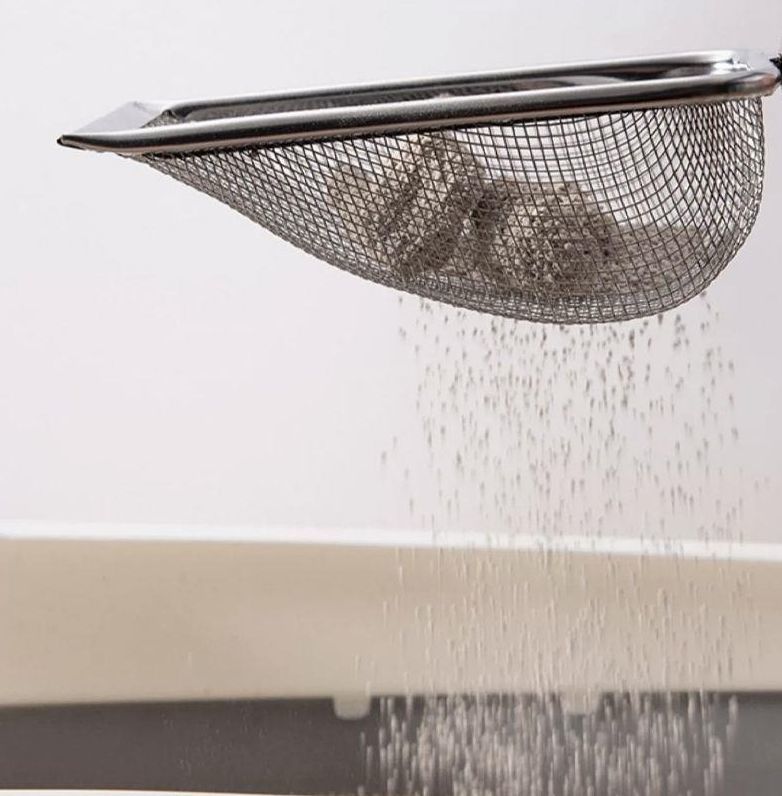 BACKYARD FAMILY ママタウンのトイレスコップ スコップ ペット 猫 猫砂 猫砂シャベル 金属 爬虫類 は虫類 小動物 多頭飼い 大きめ ビッグ 大きい ペットグッズ ペット用品 トイレ用品 ネコトイレ メッシュ 持ち手 フック｜アングル2