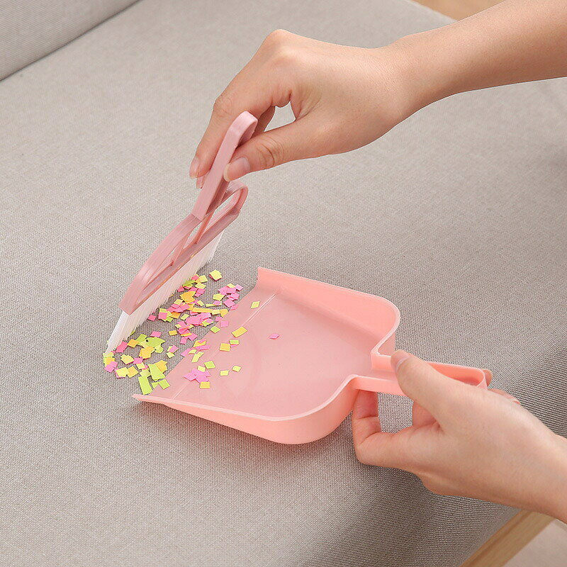 BACKYARD FAMILY ママタウンのミニほうき 塵取り ちりとり 2点セット 卓上クリーナー 箒 ほこり取り くず取り 食べこぼし コンパクト 小さい かわいい おしゃれ お手軽 リビング ダイニング 子供部屋 消しゴムカス 掃除 清掃｜アングル3