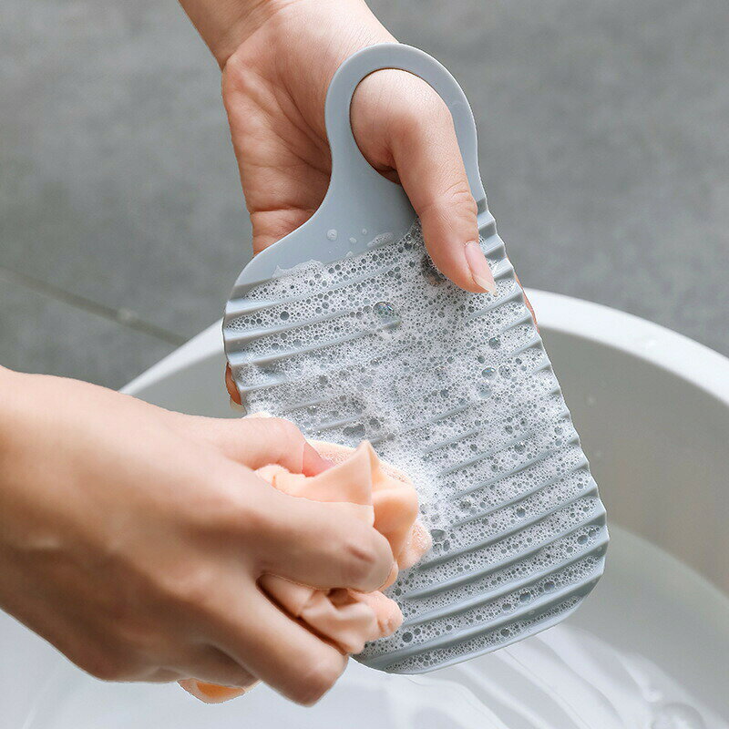 BACKYARD FAMILY ママタウンのミニ洗濯板 単品 小型 携帯 コンパクト ハンディ 薄型 洗濯用品 手洗い 汚れ落とし 持ち運び 旅行 出張 小さい 衣類 波状 下着 小物 靴下 ベビー服 子供服 簡単 便利｜アングル3