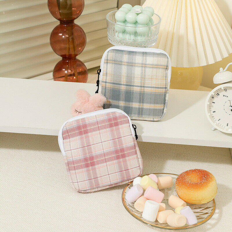 BACKYARD FAMILY ママタウンのサニタリーポーチ ナプキン用ポーチ 内ポケット付き ミニポーチ メイクポーチ 化粧ポーチ トラベルポーチ レディース 女性 小物入れ 収納ポーチ チェック柄 スクエア 四角 コンパクト 生理用品収納 ファスナー ジッパー 可愛い キュート お洒落 カジュ｜アングル3