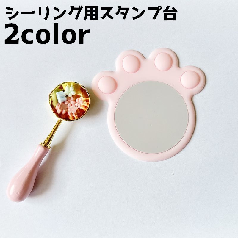 ハンドメイドの手紙や招待状などの作成に役立つシーリングワックス用のスタンプ台です。 【サイズについて】画像をご参照ください。 【カラーについて】生産ロットにより柄の出方や色の濃淡が異なる場合がございます。お使いのモニターや撮影時の光の加減などにより画像と実際の商品のカラーが異なる場合もございます。予告なしにカラーやデザインなどの変更がある場合もございます。 【素材について】シリコン他
