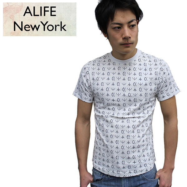 &nbsp; &nbsp; &nbsp; ■商品説明 ALIFE エーライフ 半袖Tシャツ OUTLINED Tee アウトラインロゴ ブラック 定番のブランドロゴをアレンジしたアウトラインロゴのTシャツです。 飽きのこないシンプルデザインTシャツはデニムやチノなどアイテムを 選ばず合わせやすい一枚になりそう♪ ※着用サイズ 身長：183cm 体重：70kg 着用サイズ：Sサイズ 他のALIFEの商品はこちら 他のプルオーバーパーカーはこちら ■ブランド ALIFE/エーライフ グラフィックライターや編集デザイナー、ギャラリーのキュレーターなどの多方面で活躍していた 4人が中心となり1999年にNew York Lower East Side-に設立されたALIFE NYC。 ■アイテム 半袖tee ■サイズ 【Sサイズ】 胸囲90cm 着丈67cm 肩幅40cm 袖丈19cm 【Mサイズ】 胸囲98cm 着丈68cm 肩幅42cm 袖丈19cm ■素材 コットン 100％ ■着用コメント シンプルなデザインなのでコーディネートしやすそうですね！インナーとしても活躍しそうです★ ALIFE 　半袖tee　カジュアル　メンズ　 ストリート系　ファッション　ストリート系　ファッション　 スケーター　SK8　メンズファッションIntroduce / 商品説明 ALIFE エーライフ 半袖Tシャツ Theme All-Over Tee 総柄 ホワイト 象形文字のようなデザインを全体に落とし込んだ「alife」総柄半袖Tシャツが入荷です！ バックにはデザインの決め手となるロゴプリントがビッグセットされています。 ※着用サイズ 身長：183cm 体重：70kg 着用サイズ：Sサイズ Brand / ブランド ALIFE/エーライフ グラフィックライターや編集デザイナー、ギャラリーのキュレーターなどの多方面で活躍していた 4人が中心となり1999年にNew York Lower East Side-に設立されたALIFE NYC。 「ALIFE」はクリエイティブなものを生活に取り入れるとゆう意味で、 2001年にRIVINGTON STREETにスニーカーショップALIFE RIVINGTON CLUB(A.R.C.)をオープンさせると、 同時にその名は世界中に知られることとなりました。 これまでに様々な分野で有力ブランドとのコラボレーションワークスを発表しており、 ファッション界ではBARNEY'S NEWYORKやLEVI'S、シューズ界ではNIKEやREEBOK、PUMA、 またアクションスポーツ界ではGIRL SKATEBOARDSやBURTON等その他多数との共演があり、 このような活動も大きく注目されている。 またミュージシャンとの共同プロジェクトも数多く行っており、 WU TANG CLANやJOHN MAYER、JUST BLAZE、Q-Tip、NASなどのビックアーティストとセッションしている。 あらゆるシーンに通じ、独自のスタンスで注目を集めるNYの重要ブランド。 Item / アイテム 半袖tee Material / 素材 コットン 100％ Size / サイズ &nbsp; 胸囲 着丈 肩幅 袖丈 Sサイズ 90cm 70cm 43cm 18cm Mサイズ 100cm 72cm 44cm 19cm Model Comment / 着用モデルコメント 総柄デザインなのでコーディネートしやすそうですね！ インナーとしても活躍しそうです★