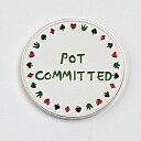 カードプロテクター「Pot Committed」-ポーカープレイヤー用 ※専用の保護ケースに入っています。 「カード・プロテクター」とは、ポーカーをプレイする上で、自分のカードを保護するために利用する「重石」のことです！「カードガード」とも言われます。 この「カード・プロテクター」は、標準的なカジノチップの大きさである「直径39mm」で、カードに程よく乗せられるサイズです☆ 色々なデザインがあるので、気分に合わせて使ってみてはいかがでしょうか♪ ＜商品詳細＞ ◆商品名：カードプロテクター「Pot Committed」-ポーカープレイヤー用 ◆刻　印：「Pot Committed」（ポットコミット） 　　　　　ポーカーにおいて「いつでもオールインできるよ！」の意味の刻印。 ◆サイズ：直径39mm ◆重　さ：30g （ポーカー用カードプロテクター）