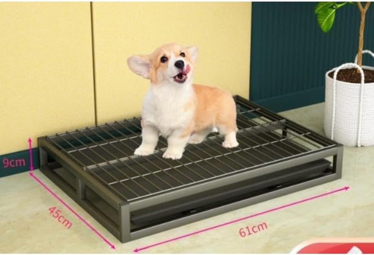 ◆ 愛犬のトイレトレーニングを快適に ◆ 室内・屋外で使いやすい、実用性に優れた犬用トイレトレー ■ しっかり固定できる安心設計 ペットシーツをしっかり固定し、愛犬がシーツをめくったり動かしたりするのを防ぎやすい犬用トイレトレーです。 ペダル固定構造を採用しており、トイレトレーニング中の子犬にも使いやすい設計。シーツがずれにくく、床への汚れや漏れ対策にも役立ちます。 毎日のトイレ習慣を整えながら、飼い主様のお手入れの負担も軽減します。 ◆ ペットの足元にも配慮した設計 愛犬がトイレを使用する際の足元に配慮した構造で、爪を引っ掛けにくいよう設計されています。 子犬から成犬まで、毎日のトイレタイムに使いやすく、トイレトレーニングにも活用できます。 シンプルで扱いやすいデザインなので、ご家庭で無理なく取り入れられます。 ■ 室内・屋外のさまざまな場所で活躍 ご自宅の室内はもちろん、庭やベランダ、アパートなど、さまざまな場所で使用できます。 ペットカートなどと組み合わせて使用する場合にも便利で、愛犬との暮らしに合わせて幅広く活用できます。 限られたスペースでも設置しやすく、日常のトイレ環境を整えるのに役立ちます。 ● 小型犬から大型犬まで対応 小型犬・中型犬・大型犬など、愛犬の体型に合わせてサイズをお選びいただけます。 成長段階や使用場所に合わせて、適したサイズをお選びください。 トイレトレーニングを始めた子犬にも、毎日のトイレ用品としてもおすすめです。 ◆ 丈夫な金属製ボディ 本体には金属素材を採用し、しっかりとした厚みと支持力を備えています。 日常的に繰り返し使用するトイレ用品だからこそ、安定感と耐久性に配慮した仕様です。 ご家庭で毎日使いやすい、シンプルで実用的な犬用トイレです。 ■ 商品仕様 商品名：犬用トイレ 材質：金属 カラー：ブラック 商品の個数：1個 サイズ： 小：約54×37×8cm 中：約61×45×8cm 大：約78×50×8cm 対象：小型犬・中型犬・大型犬 使用場所：室内・屋外 ◆ ご購入前にご確認ください 愛犬の体型や使用するペットシーツのサイズをご確認のうえ、適したサイズをお選びください。 手作業による測定のため、商品サイズには多少の誤差が生じる場合がございます。あらかじめご了承ください。