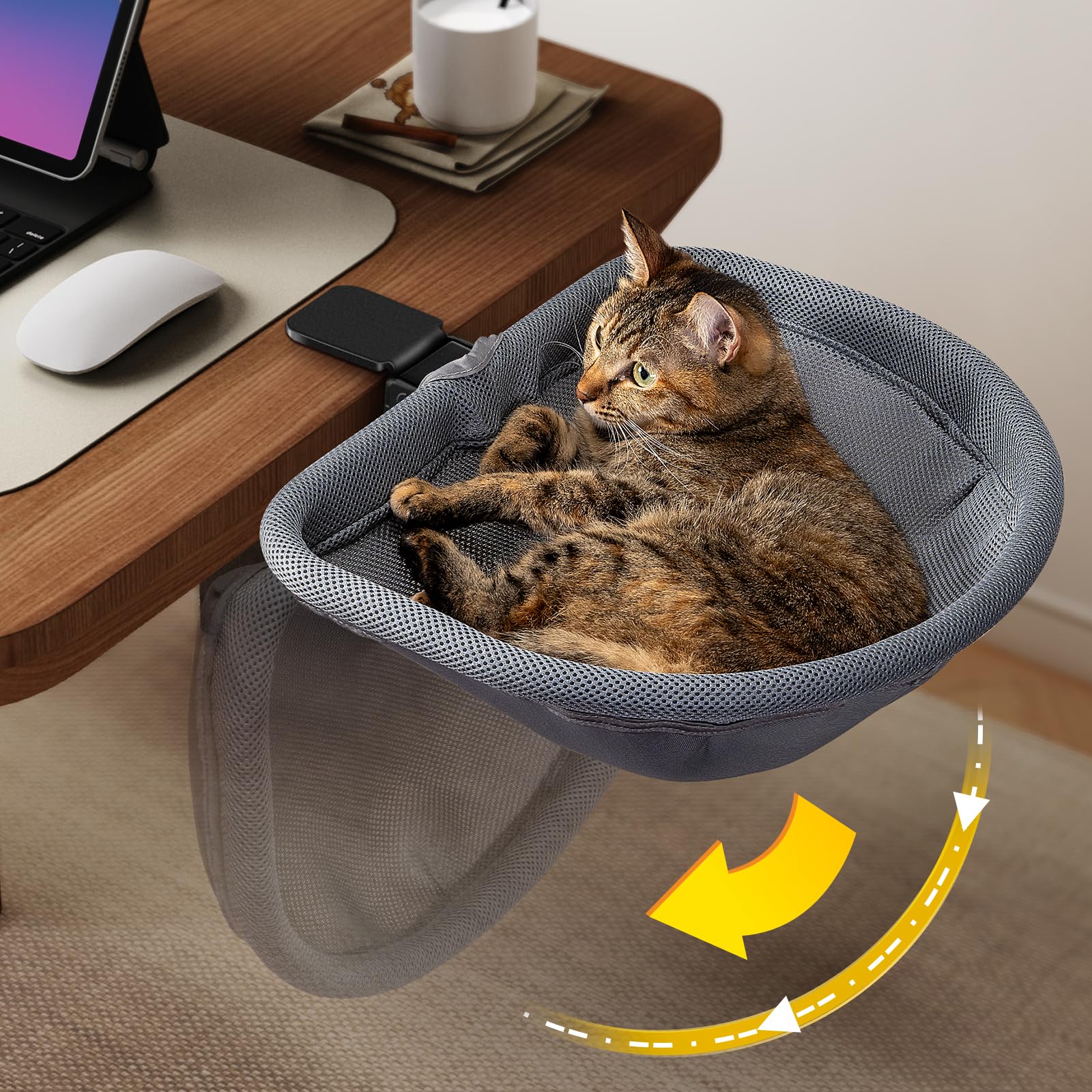 猫ちゃんのためのくつろぎハウス お仕事中も、リラックスタイムも。そっと寄り添う快適な休憩スペース ■ 商品仕様 カラー：グレー・メッシュ パターン：メッシュ サイズ：約46×11×43cm 特徴：ワンタッチ折り畳み・陥没デザイン・ファスナー設計・フェイクラビットファー 耐荷重：最大約15kg お仕事中も、猫ちゃんと心地よく共存 在宅勤務やホームオフィスでの作業中、猫ちゃんがキーボードの上に乗ってしまったり、作業スペースを占領してしまったりすることはありませんか？ 本製品は、デスクまわりに猫ちゃん専用のくつろぎスペースを作ることで、飼い主様の作業空間とペットの休憩スペースを自然に分けられる設計です。 そばにいたい猫ちゃんの気持ちにも配慮しながら、集中して作業しやすい環境づくりをサポートします。 丸みのある形で包み込まれるような安心感 猫が体を丸めて眠る姿に合わせた丸形デザインを採用しています。 体をすっぽり包み込むような形状で、猫ちゃんが落ち着いて休みやすい空間を作ります。 お気に入りの場所で丸くなって眠る猫ちゃんの習性にも配慮した、リラックスタイムにぴったりのデザインです。 フェイクラビットファーでふんわり暖かな肌触り 内側には、やわらかな肌触りのフェイクラビットファー素材を採用しています。 ふんわりとした感触で、猫ちゃんがゆっくり休みたいときにも心地よく使える仕様です。 特に寒い季節には、暖かな休憩スペースとして活躍します。 ファスナー式で組み立て・お手入れも簡単 ファスナー式の接続構造を採用しているため、組み立てや分解がしやすく、日常のお手入れにも便利です。 猫ちゃんが毎日使うものだからこそ、清潔に保ちやすい設計に仕上げています。 ワンタッチ折りたたみで省スペース収納 ボタンひとつで簡単に折りたためるため、使用しないときはコンパクトに収納できます。 半円形のデザインは卓上にも置きやすく、限られた室内スペースを有効に活用できます。 お部屋の模様替えや掃除の際にも移動しやすく、必要なときだけサッと設置できます。 折りたたみ ファスナー式 メッシュ 省スペース 組立・分解簡単 通気性に配慮 しっかり安定、最大15kg対応 最大約15kgの耐荷重設計で、さまざまな体格の猫ちゃんに対応します。 猫ちゃんが勢いよく飛び込んだときにも安定して使いやすいよう、しっかりとした構造に仕上げています。 毎日の休憩場所として、長く使いやすい実用性にも配慮しています。 こんなシーンにおすすめ ・在宅勤務中の猫ちゃんの居場所に ・デスクまわりのペットスペースとして ・猫ちゃんが落ち着いて休める場所を作りたい方に ・寒い季節のあたたかな休憩スペースに ・省スペースで収納できる猫用ベッドをお探しの方に ・お手入れしやすい猫用ハウスをお探しの方に 「そばにいたい」を叶える猫ちゃん専用のくつろぎスペース やわらかなフェイクラビットファー、丸みのある落ち着いた形、便利な折りたたみ設計を組み合わせた猫用ハウス。 飼い主様が仕事や作業をしている時間も、猫ちゃんがすぐそばでゆっくり過ごせる快適な場所を作ります。 【サイズについて】 商品の寸法：約46×11×43cm ※サイズは測定方法や個体差により、多少の誤差が生じる場合がございます。 ※ご使用前に商品の状態をご確認ください。破損や異常がある場合は使用をお控えください。 ※ペットの体格や性格、使用環境に合わせて安全にご使用ください。