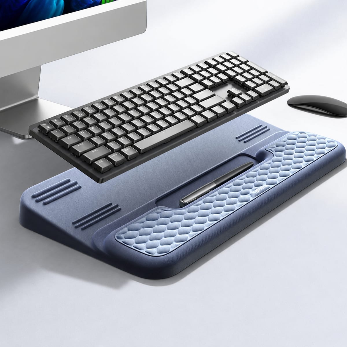 BADUSのキーボードリストレストは、キーボード入力やPC作業時の手首を支えやすいデスク用品です。パームレスト、手首サポート、キーボード手托を探している方に使いやすく、オフィス、在宅勤務、学習机、ゲーム環境など幅広いデスクシーンに合わせやすい仕様です。クッション性のある設計で手を置きやすく、長時間の入力作業でもデスクまわりをすっきり整えやすいアイテムです。カラー、サイズ、セット内容がある場合は選択肢をご確認ください。