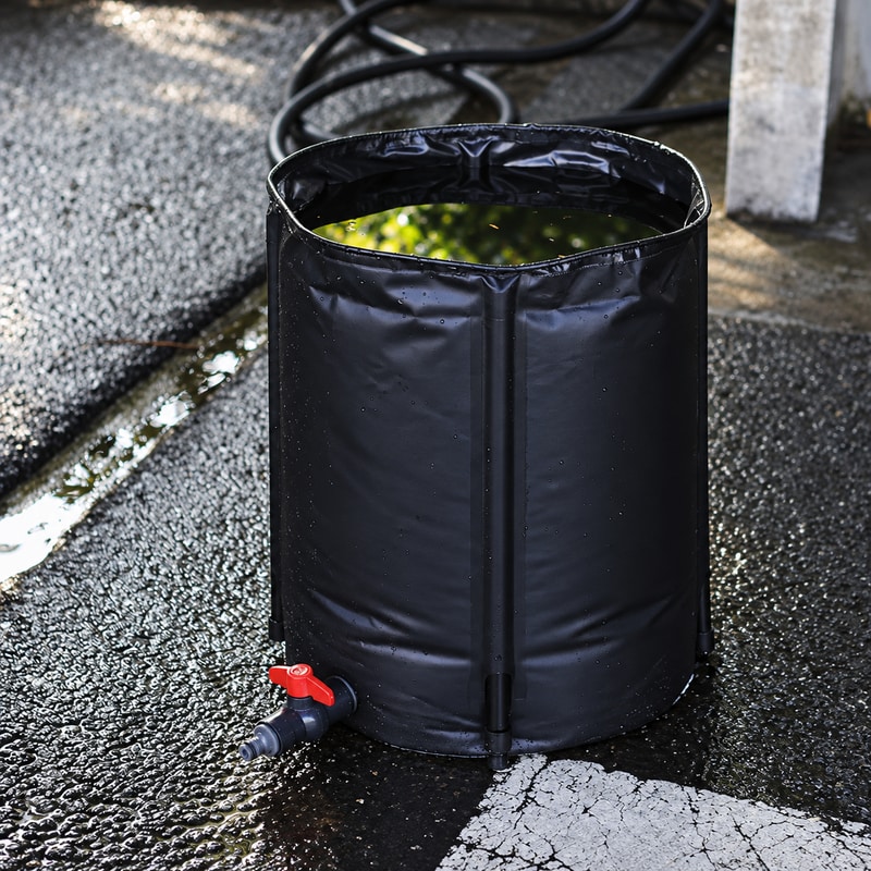 折りたたみウォータータンクは、屋外で水をためる場面やキャンプ、洗車、防災備品として使いやすい貯水用品です。蛇口付きで排水しやすく、使わない時は折りたたんで保管できます。確認できる仕様は50Lキャスター台付きと100Lメッシュフタ付きです。100Lタイプは画像上で約40×78cmの表示を確認しています。庭先や車まわりで一時的に水をまとめたい時にも扱いやすい構成です。画像は全体、蛇口、折りたたみ、屋外使用、サイズ、仕様、フタ、使用イメージの順に整理しています。背景小物は使用イメージで、付属品ではありません。使用前に蛇口や本体の状態を確認し、平らで安定した場所でご使用ください。容量や仕様は注文前に画像と選択肢を確認してください。